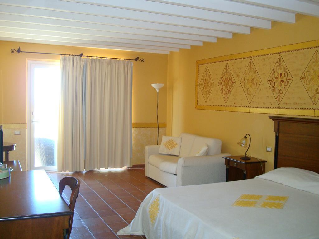 Country Resort Capo Nieddu Santa Caterina Di Pittinuri  Habitación foto